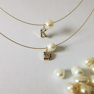 Collar de oro con inicial diminuta y perla, collar inicial de perla personalizado, collar de letras personalizado con perla de agua dulce, regalo de hermana