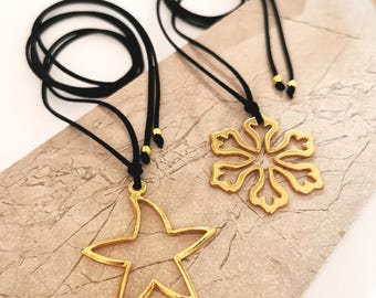 Gargantilla con colgante de corazón dorado: collar envolvente de ante sintético negro