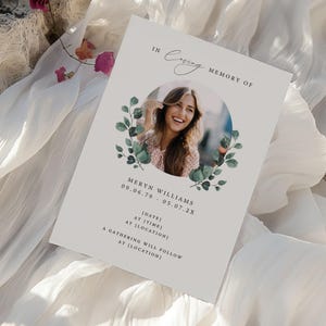 Avis d'obsèques, photo de feuillage « Meryn » | Invitation commémorative modifiable | Téléchargement numérique 5 x 7"