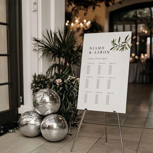 Hochzeitssitzplan Olivenzweig Grünes Schild | Niamh