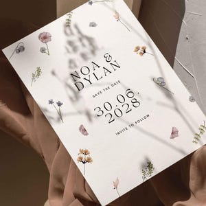 Tarjeta de "Guarda la fecha" con diseño de flores silvestres en tonos rosa y morado y plantilla digital / Noa