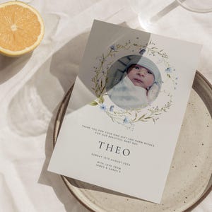 Tarjeta de nacimiento con corona floral azul de Theo / Anuncio de nacimiento / Nota de agradecimiento / Descarga digital