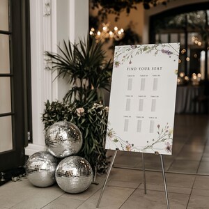 Modelo e placa para assentos de casamento com guirlanda de flores silvestres | Suri