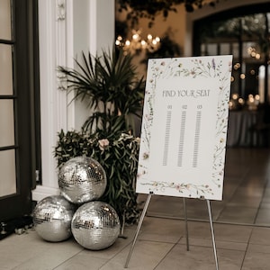 Placa e modelo de assentos para casamento com flores silvestres delicadas | Matilda