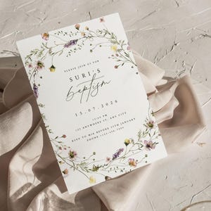 Corona de flores silvestres Suri: invitación para bautizo/bautizo/día del nombre / Descarga digital de 5x7"