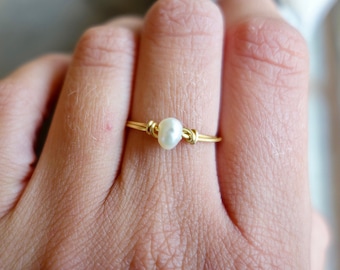 Zierliche Perlen ring / Brautjungfern Geschenk / Geschenk für Schwester / Echte Süßwasserperle Ring / Draht gewickelt Ring / Geburtstagsgeschenk / Stapelring