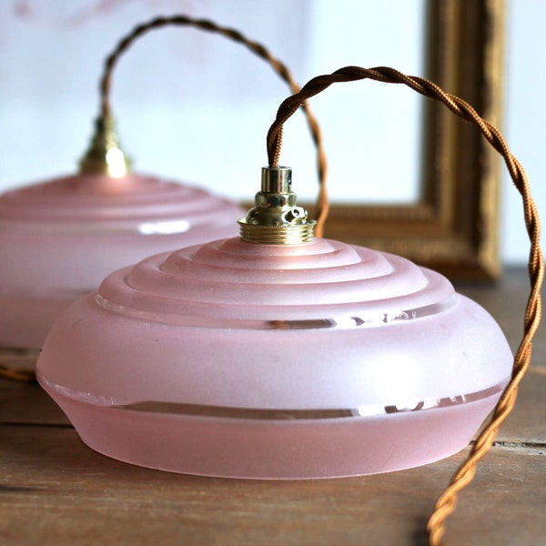 abat-jour vintage en opaline rose, lampe à suspension française, plafonnier et douille en verre antique - verre dépoli, France années 50