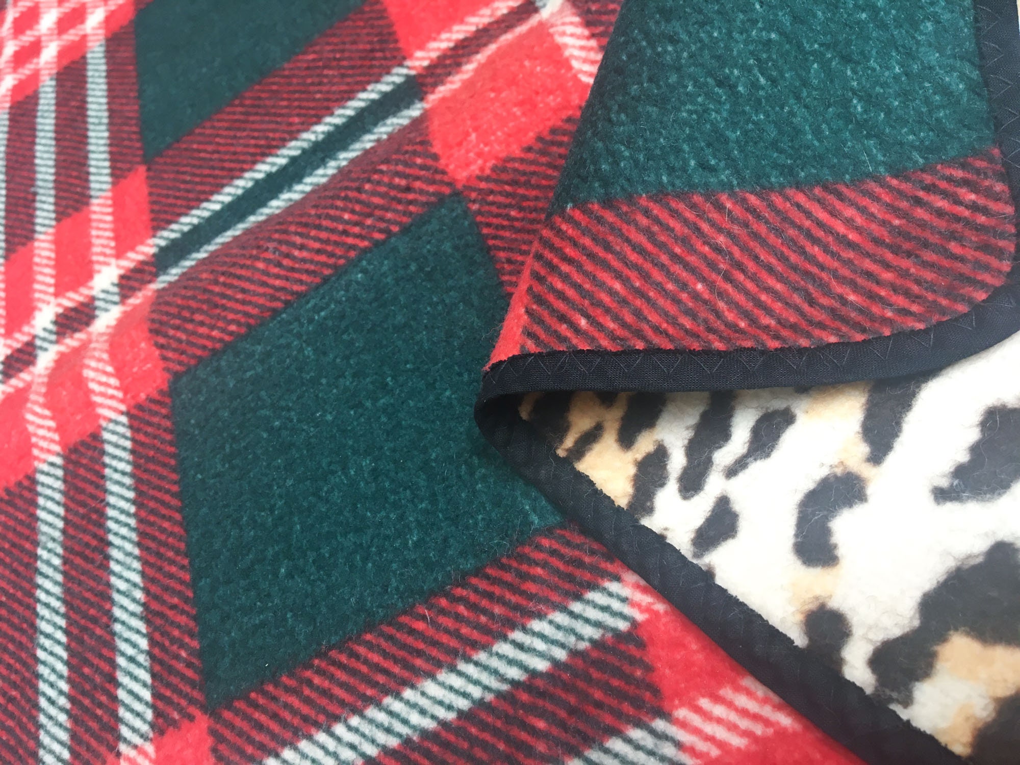 Plaid Ou Couverture Polar à Carreaux Tartan D'un Côté Et Velour Lisse Bordeau De Lautre 140x170 Cm