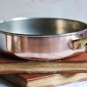 Splendid vintage medium copper frying pan, brass handle, tinned inside, antique saucepan, saute pan, flipping pan - Ø 22 - France 30s