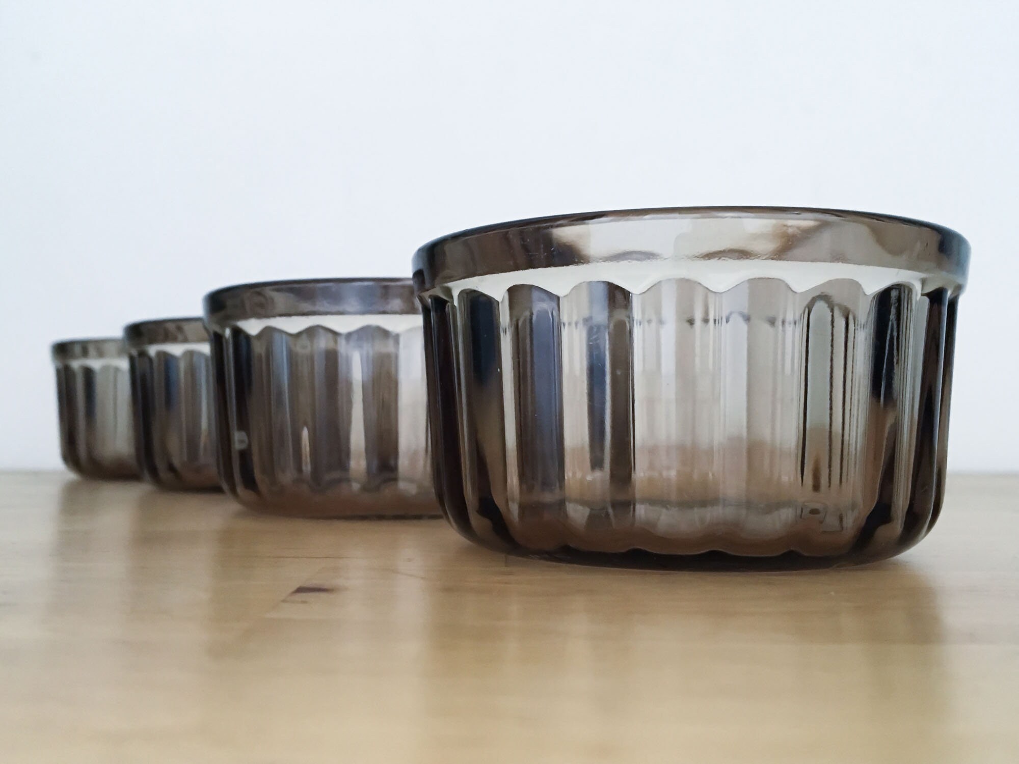 Arcopal, Ensemble de 4 Tasses Français, Petits Bols en Verre Fumé, Collection Shell, Ramequins Brun 