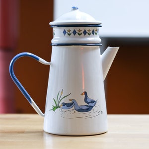 Vintage Emaille Kaffeemaschine, Retro Kaffeekanne, Metallkaffeemaschine, blau und weiß, tier- und floral bemaltes Muster, Enten - Frankreich