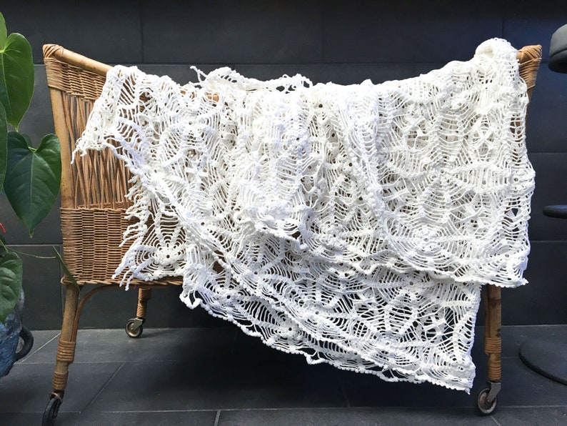 Splendid vintage white knitted blanket, french crochet throw, wedding bed cover, cosy interior, antique lace, 250 X 200 cm France 40s image 2