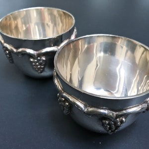 Vintage set of 2 silver plated cups, small bowl trinket, engraved decor, wine goblets, grapes pattern, barware, timbale argent France 50s image 7