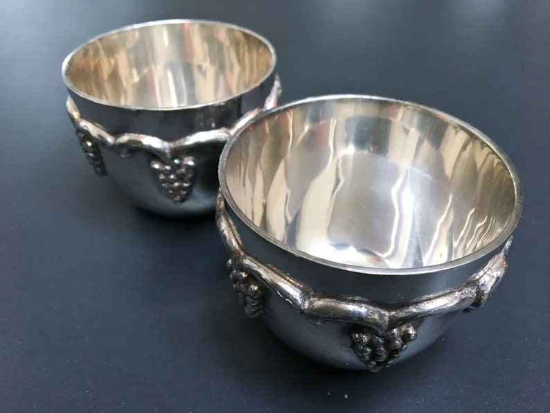 Vintage set of 2 silver plated cups, small bowl trinket, engraved decor, wine goblets, grapes pattern, barware, timbale argent France 50s image 7