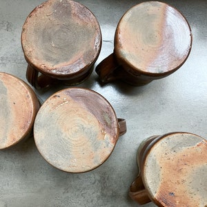 Ensemble de 5 gobelets vintage en grès émaillé, tasses, eau, limonade, gobelets à cidre, tasses médiévales en grès, tasses en poterie France années 40 image 9