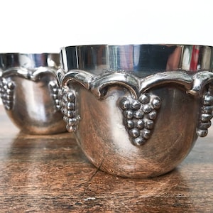 Vintage set of 2 silver plated cups, small bowl trinket, engraved decor, wine goblets, grapes pattern, barware, timbale argent France 50s image 1