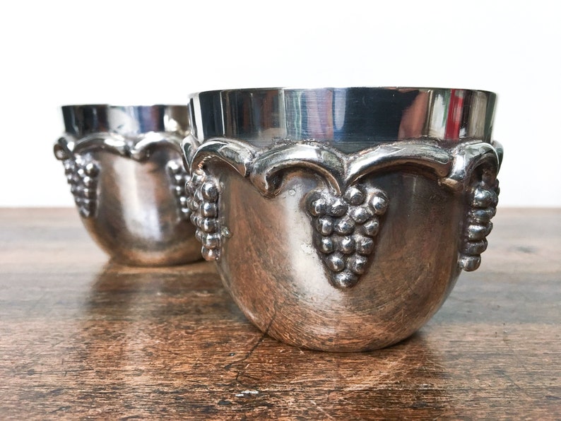 Vintage set of 2 silver plated cups, small bowl trinket, engraved decor, wine goblets, grapes pattern, barware, timbale argent France 50s image 1