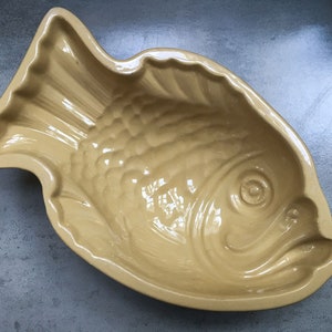 PETRUS REGOUT Large vintage beige earthenware mold, fish shape, antique baking mold, baking dish, dish bowl Holland 1960 image 2