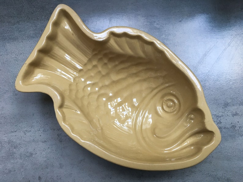 PETRUS REGOUT Large vintage beige earthenware mold, fish shape, antique baking mold, baking dish, dish bowl Holland 1960 image 2