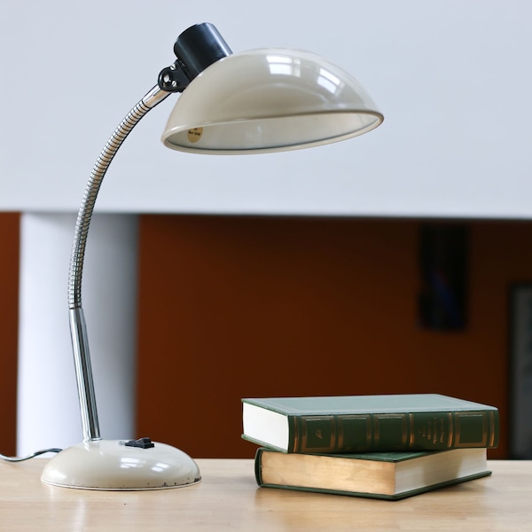 SARLAM, grande lampe de bureau vintage, abat-jour en émail beige, col articulé chromé, lampe flexible, lampe d’atelier, éclairage industriel - France 60s