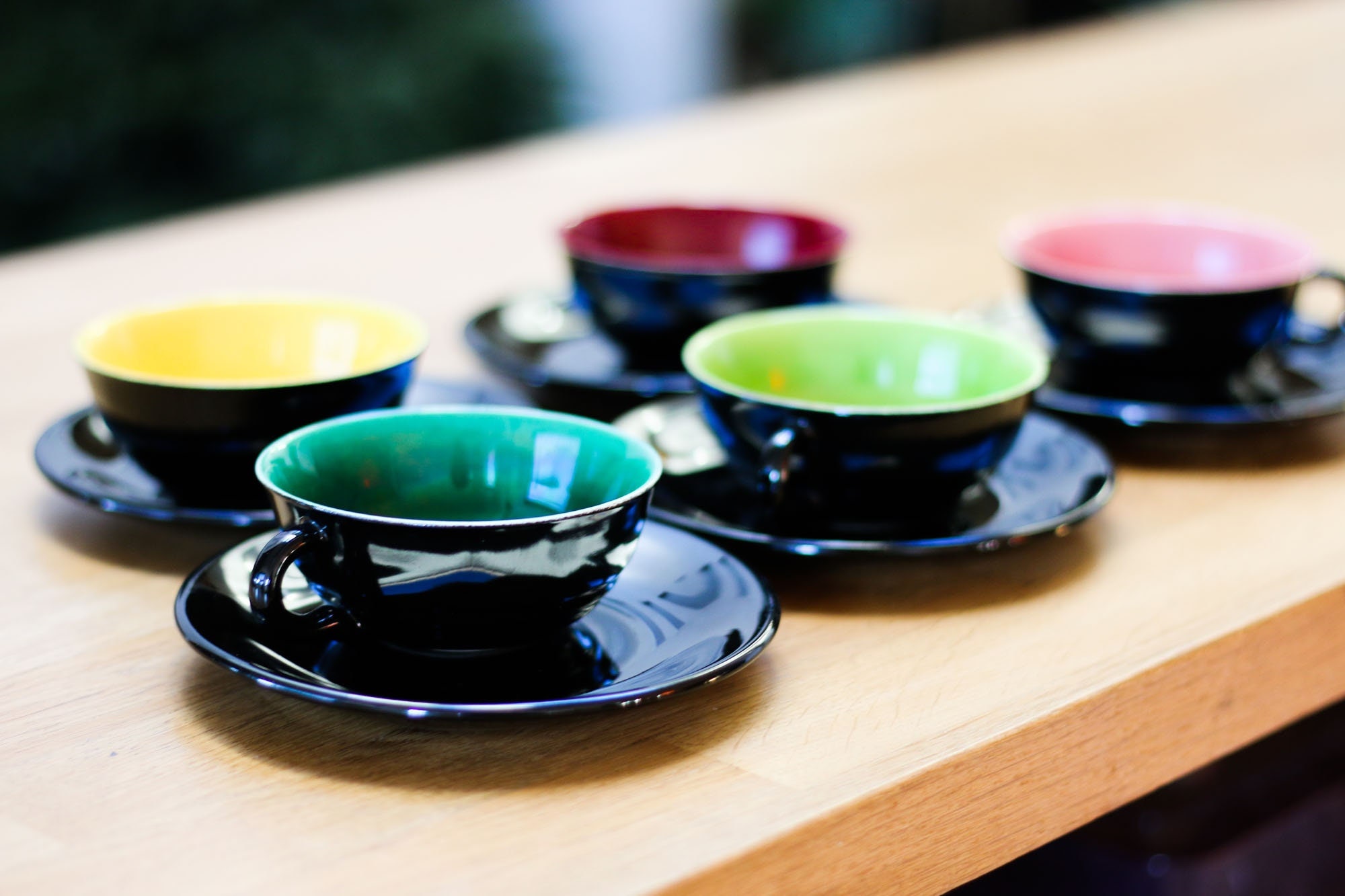 Fabuleux Ensemble de Tasses Pour Café ou Thé en Porcelaine, Arlequin avec Soucoupes Noires Assorties