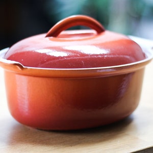 Vintage enamelled cast iron pan, gradient orange to red, casserole oval Ø 22 cm, saucepan, dutch oven, cooking pot, marmite, Holland 50s