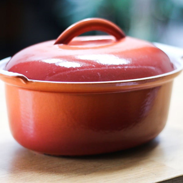 poêle en fonte émaillée vintage, dégradé orange à rouge, casserole ovale Ø 22 cm, casserole, four hollandais, marmite, Holland 50s