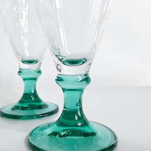 Set of 4 italian aqua blue pilsner glasses, champagne flutes, wine stem glasses, clear swirl glass, faceted green foot, 12 available - Italy