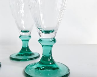 Set of 4 italian aqua blue pilsner glasses, champagne flutes, wine stem glasses, clear swirl glass, faceted green foot, 12 available - Italy