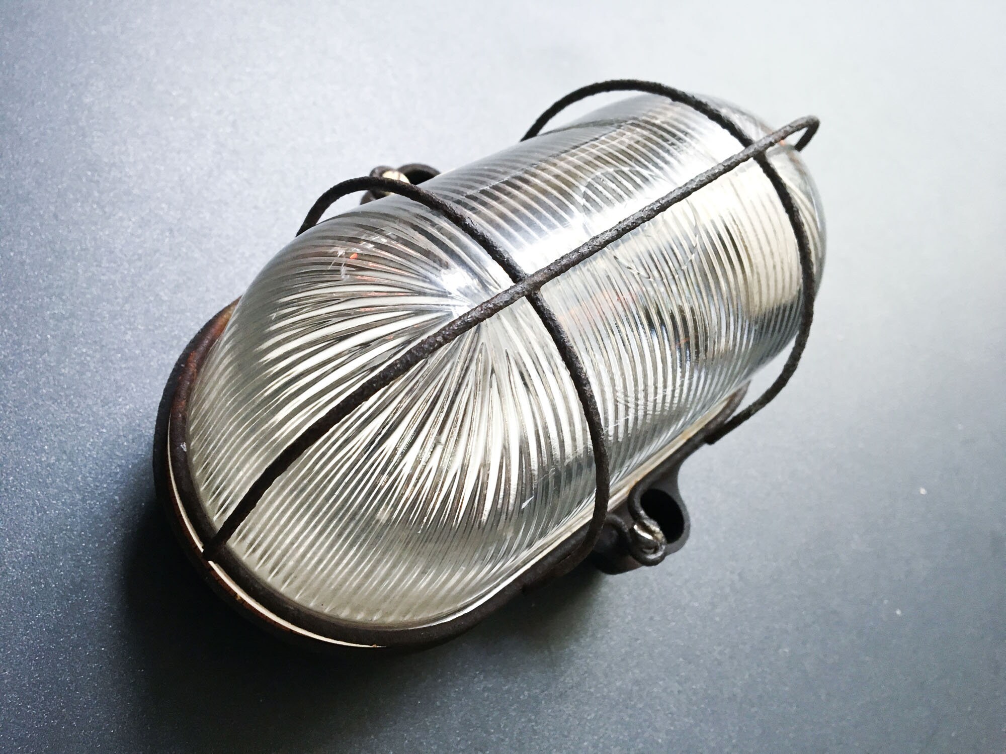 Applique Murale Industrielle Vintage, Lampe Cage, Fer et Verre Côtelé, Cloison, Applique d'atelier,