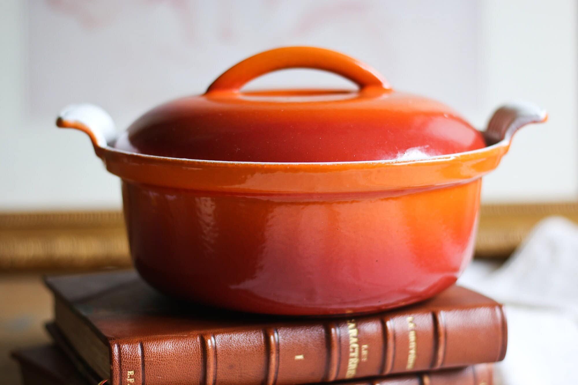 poêle vintage en fonte émaillée, dégradé orange à rouge, casserole ronde ø 20 cm, casserole, four hollandais, marmite, hollande années 50