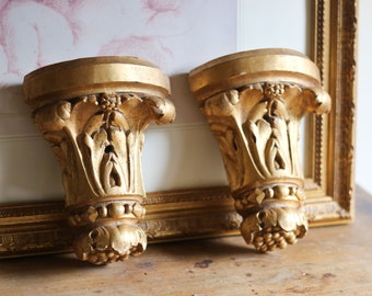 Pair of antique french gilded plaster brackets, gold ornaments, floral pattern, wall corner pieces decoration, acanthus leaves, France 19th