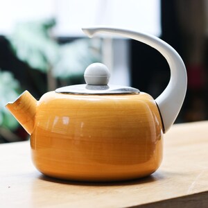 Yellow tea kettles -  España