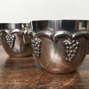 Vintage set of 2 silver plated cups, small bowl trinket, engraved decor, wine goblets, grapes pattern, barware, timbale argent France 50s image 2