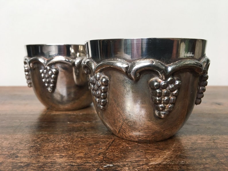 Vintage set of 2 silver plated cups, small bowl trinket, engraved decor, wine goblets, grapes pattern, barware, timbale argent France 50s image 2