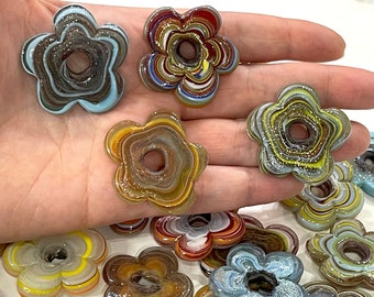 Perline di fiori in vetro marmorizzato grosso fatte a mano artigianali, dimensioni tra 35 e 40 mm, 5 pezzi in una confezione