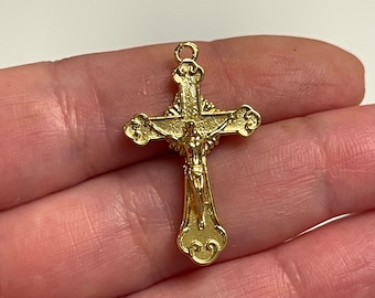 24Kt glänzend vergoldeter Messing Kreuz Anhänger, Kreuz Halskette, Kreuz Charms, katholischer Anhänger, überlagerte Halskette, religiöse Charms,