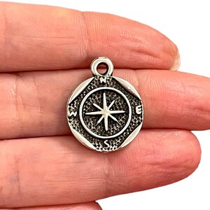 Dijes de brújula chapados en plata antigua, dijes de brújula de plata, 2 piezas en un paquete