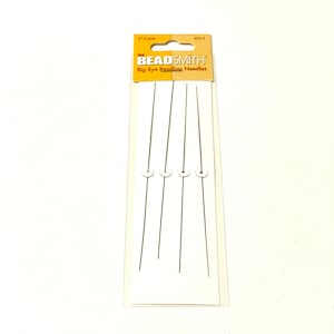 Puede incluir: Un paquete de cuatro agujas de abalorios plateadas con ojos grandes. El paquete es amarillo y blanco y dice "The Beadsmith Big Eye Beading Needles" en la parte delantera.