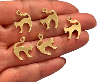 Puede incluir: Cinco dijes de gato de metal de color dorado con un bucle en la parte superior para sujetar a joyas u otras manualidades.