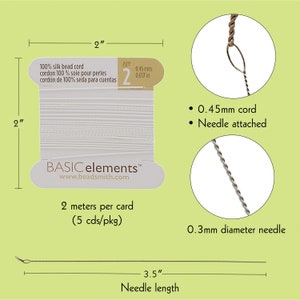 Pode incluir: Um cartão branco com um carretel de cordão de contas de seda de 0,45 mm, uma agulha anexada e o texto "BASIC elements™ www.beadsmith.com". O cartão também diz "100% silk bead cord, cordon 100% soie pour perles, cordón de 100% seda para cuentas" e "2 metros por cartão (5 cds/pkg)".