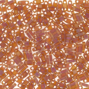 Pode incluir: Uma visão de perto de uma grande quantidade de pequenas contas de vidro de forma oval. As contas são de cor laranja translúcida com um leve brilho iridescente.