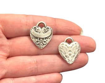 アンティークシルバー ラブリー 3D ハートチャーム 20個 7 x 13 mm