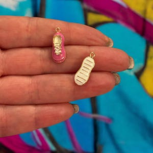 Charm de zapatilla rosa – Colgante de zapato esmaltado en 3D / Latón chapado en oro de 24 quilates