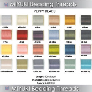 Pu&ograve; includere: Una cartella di 24 colori di rocchetti di filo etichettati con numeri e nomi di colori. Il filo &egrave; per la perlatura ed &egrave; lungo 50 metri con un diametro di circa 330 dtex. Il marchio &egrave; Miyuki Beading Threads.