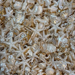 Charms acrílicos del océano surtidos de perlas y oro – Paquete de 50 g (aprox. 100 unidades)