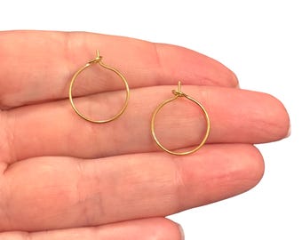 Pendientes de aro de alambre fino de 15 mm chapados en oro PVD impermeables – Acero inoxidable hipoalergénico ligero, se venden por pares.