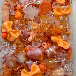 Orange & Pfirsich Handyband Perlenmix - 50g Verschiedene Schleifen, Sterne und Kawaii Anhänger