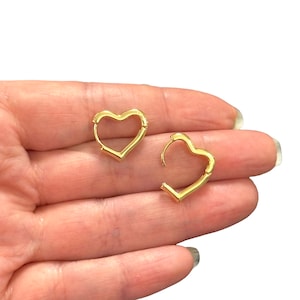 Pendientes de aro de corazón delicados chapados en oro de 24 quilates, pendientes de palanca de corazón, pendientes de abrazo de corazón, pendientes de corazón delicados