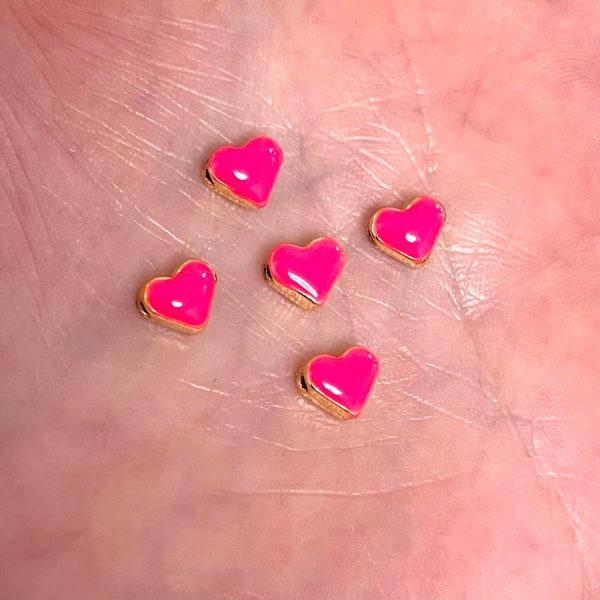 Charms d'espacement coeur émaillés rose néon plaqué or brillant 24 carats, lot de 5 pièces
